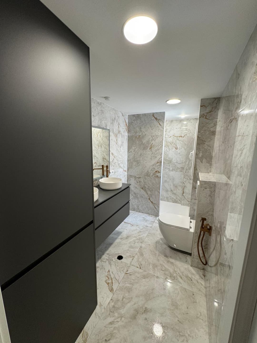 Baño en fase de acabados