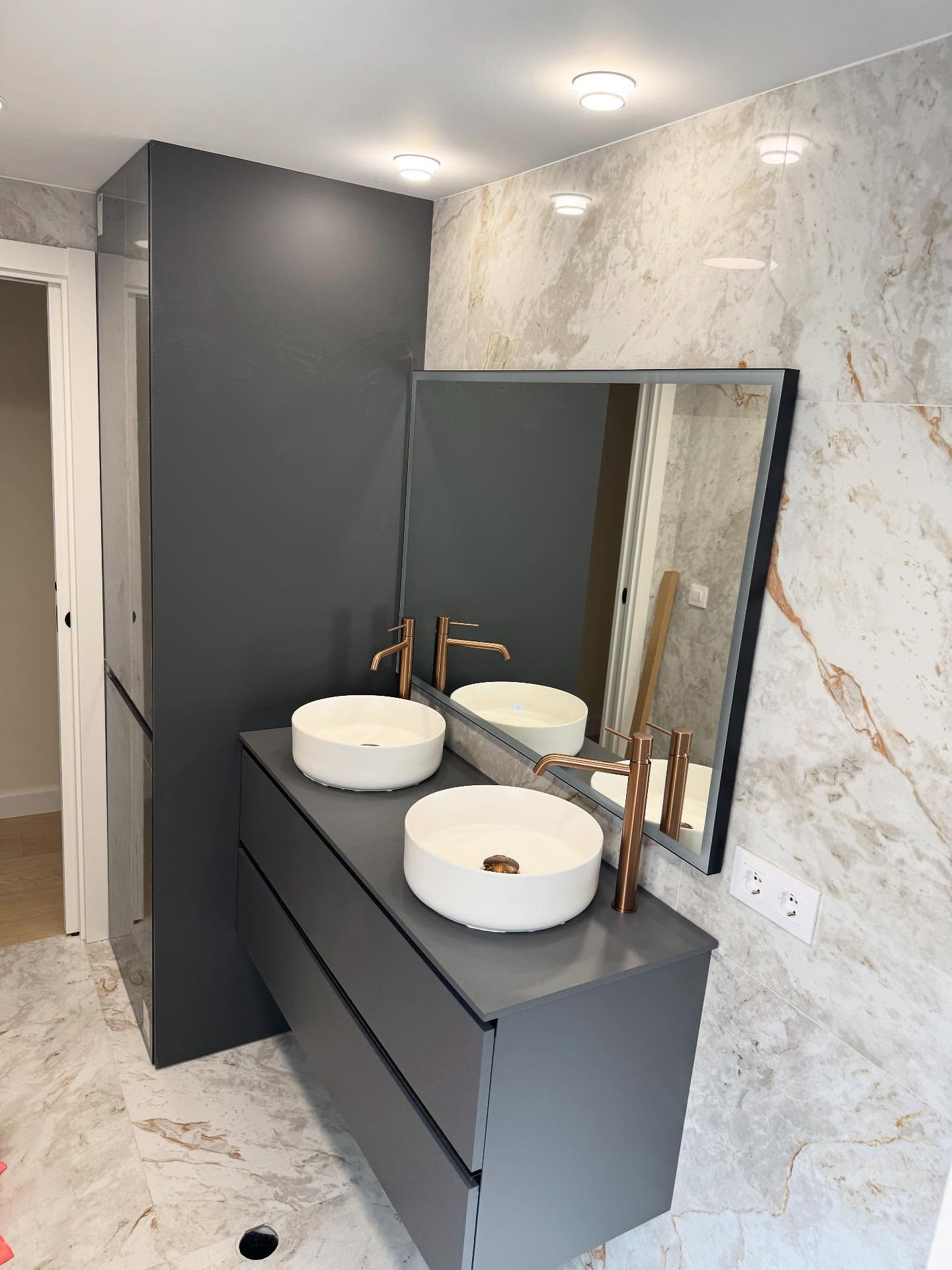 Baño en fase de acabados por Top Reformas