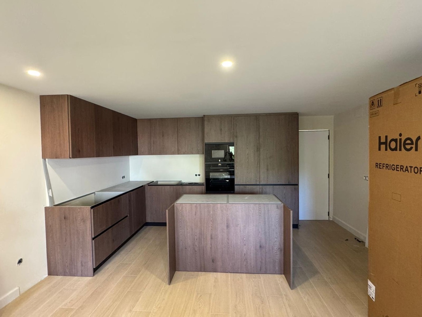 Cocina durante el montaje final de la isla y los muebles